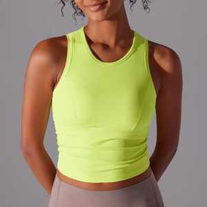Détail du débardeur de yoga vert fluo avec une texture de tissu élastique et respirant