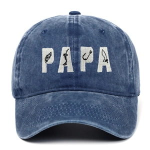 Dettaglio del ricamo PAPA e del design dell'amo su un berretto da baseball blu lavato