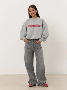 Sweat gris rétro américain avec broderie et jean large pour femme style urbain