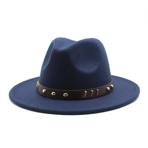 Dettaglio cappello fedora in lana blu navy con cinturino in pelle e borchie dorate
