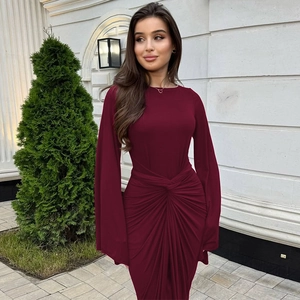 Vue détaillée de la robe rouge foncé élégante avec nœud à la taille et plis raffinés