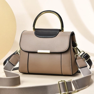 Sac à main beige en cuir avec poignée ronde dorée et large bandoulière en tissu