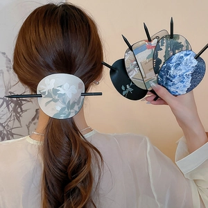 Detailansicht der Leder-Haarnadel mit traditioneller chinesischer Blumenmalerei