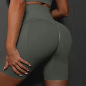 Detailansicht der nahtlosen Scrunch-Butt-Yoga-Shorts mit hoher Taille in dunklem Olivgrün