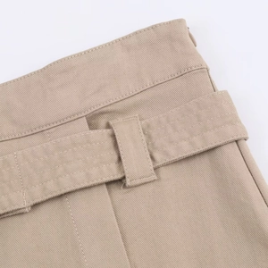Dettaglio vita gonna midi kaki con doppia cucitura e passanti larghi su tessuto twill