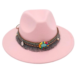 Dettaglio del cappello fedora in lana rosa con fascia di perline boho e pietra turchese