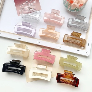 Pinces à cheveux carrées minimalistes en acrylique de couleurs variées sur fond clair