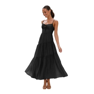 Elegantes schwarzes Stufen-Maxikleid mit Spaghettiträgern und rückenfreiem Kordelzug