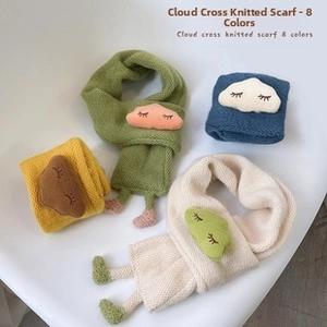 Dettaglio di sciarpe in maglia per bambini con ricami a nuvola 3D in vari colori vivaci