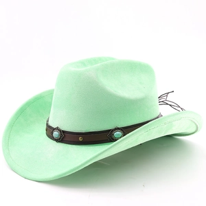 Détail chapeau de cowboy vert menthe en daim avec pierre turquoise et bande en cuir