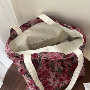 Détail de l'intérieur du sac cabas jacquard rose vintage avec doublure et poche