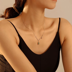 Collar minimalista con colgante cuadrado de malaquita verde en acabado de plata