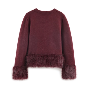 Détail du haut en tricot bordeaux avec bordure élégante en fausse fourrure de renard