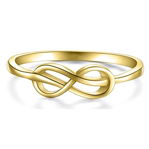 Detailopname van een minimalistische gouden infinity-ring met gepolijste afwerking