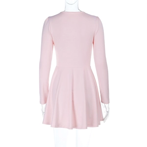 Vue détaillée du dos d'une robe courte rose clair à manches longues avec jupe plissée en A