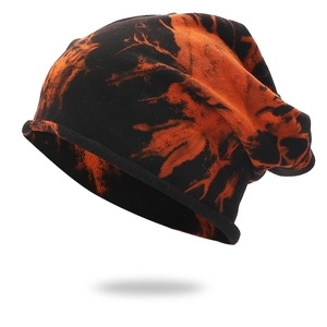 Gros plan détaillé du bonnet tie-dye orange et noir avec texture de tricot doux