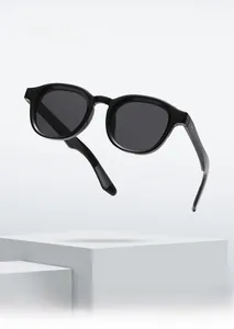 Detail einer runden schwarzen übergroßen Sonnenbrille mit Hochglanz-Finish auf Podest