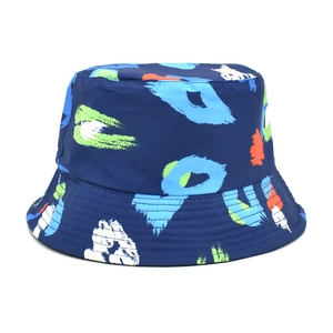 Dettaglio della stampa graffiti colorata su cappello alla pescatora blu navy estivo