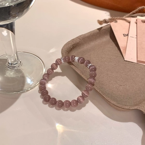 Dettaglio del bracciale di perle occhio di gatto con distanziatori in zircone cubico