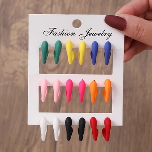 Lot de 9 paires de boucles d'oreilles en acrylique mat en forme de U aux couleurs vives