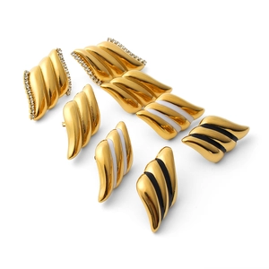 Geometrische Engelsflügel Ohrringe Gold mit schwarz-weiß Emaille und Zirkonia