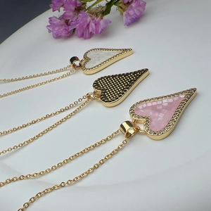 Minimalistische Goldherzkette mit rosa und weißer Muscheleinlage und Zirkonia-Akzenten