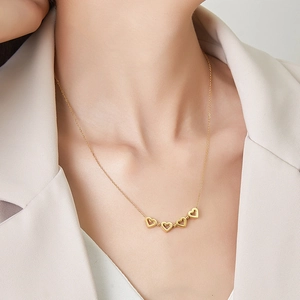 Collier trèfle cœur magnétique plaqué or 18K polyvalent porté par un mannequin
