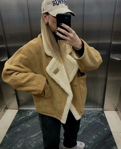 Détail de la veste en mouton camel avec aspect daim et doublure blanche douce