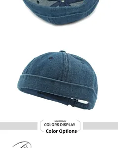 Dettaglio della fibbia in metallo regolabile e trama denim blu scuro sul berretto