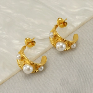 Boucles d'oreilles créoles C en acier doré 18k avec perles et texture martelée