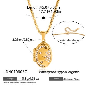 Détail du médaillon en acier inoxydable doré 18 carats avec motif lune et étoiles