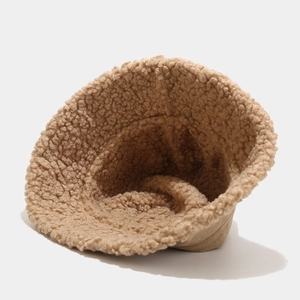 Cappello bucket in pile spesso beige da donna con morbida consistenza per l'inverno