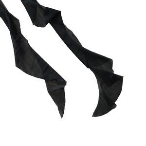 Détail des bretelles en maille noire montrant la texture fine du filet et les volants
