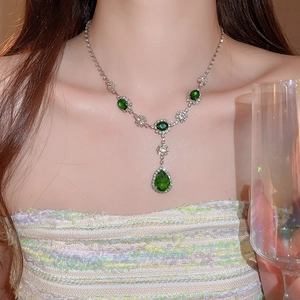 Dettaglio della collana in argento con pietre verdi a goccia e accenti floreali di diamanti