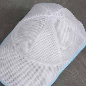 Detail of the breathable mesh laundry bag for caps with a blue zipper and 3D structure