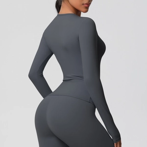 Détail de l'ensemble de sport à manches longues gris anthracite en tissu brossé de qualité