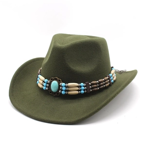 Détail d'un chapeau de cow-boy en feutre vert foncé avec ruban ethnique en turquoise