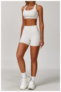 Dettaglio del set reggiseno sportivo bianco e pantaloncini da ciclista elasticizzati