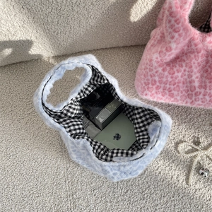 Détail du sac léopard en peluche avec doublure, grande capacité pour téléphone et cosmétique