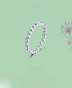 Gros plan sur la bague perlée en argent sterling S925 avec une finition miroir polie