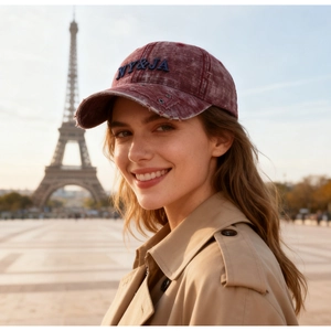 Gros plan d'une casquette de baseball rouge délavée avec broderie NY&JA et bord usé