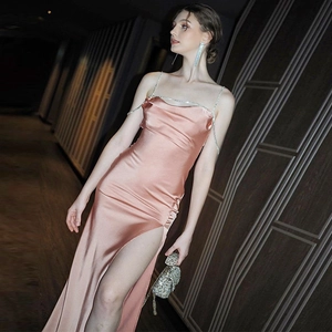 Dettaglio dell'elegante abito in raso rosa champagne con spalline di strass e spacco alto