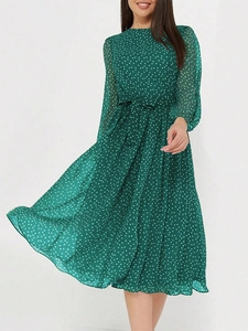 Robe longue verte à pois avec manches longues et jupe plissée pour les vacances