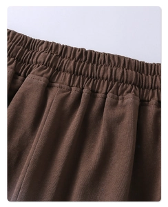 Detalle de la cintura elástica marrón en pantalones de algodón vintage con textura premium