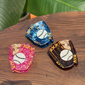 Trois pinces à cheveux en acétate motif gant de baseball en bleu, rose et écaille de tortue