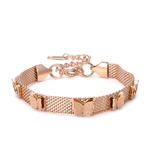 Bracelet maille or rose orné de cinq breloques papillon givrées avec fermoir mousqueton