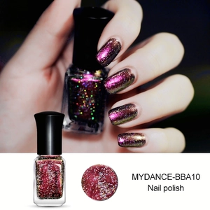 Makroansicht von lila MYDANCE Chamäleon-Nagellack mit Glitzer und Flaschen-Detail