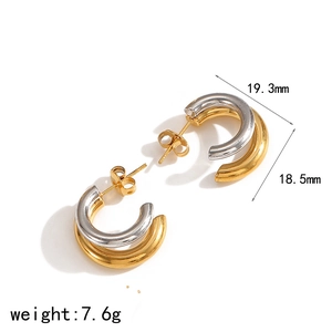 Boucles d'oreilles créoles double C en acier inoxydable plaqué or 18k avec dimensions