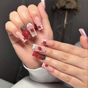 3D Erdbeere Press On Nails Lange Eckige Geprägte Französischer Stil Süße Künstliche Nägel Rot Weiß Kariert Punktiert Für Frauen
