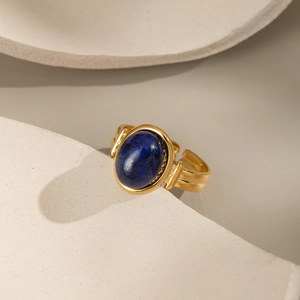 Bague ouverte vintage dorée avec pierre de lapis-lazuli ovale sur présentoir élégant